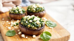 scopri come preparare i deliziosi funghi portobello ripieni di spinaci e feta, un'opzione semplice e salutare per una cena veloce. questa ricetta è perfetta per chi cerca un pasto leggero ma gustoso, ricco di sapori e facile da realizzare in pochi minuti.